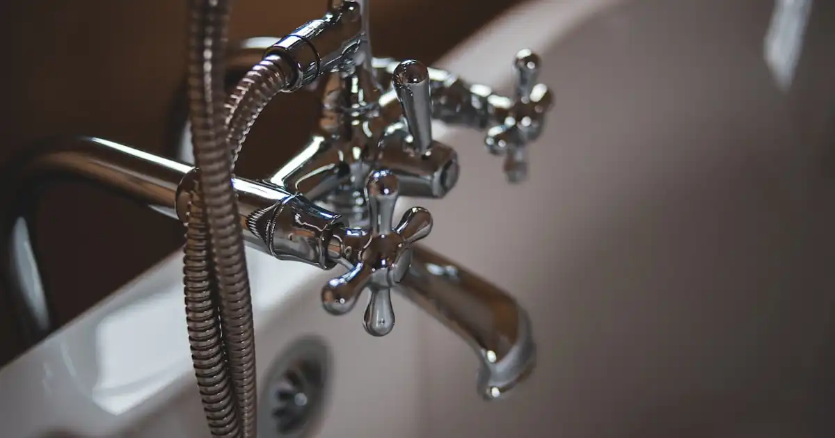 Imagem de capa: Entupimento de Esgoto em Casas Inteligentes: Como Prevenir e Quando Chamar um Profissional