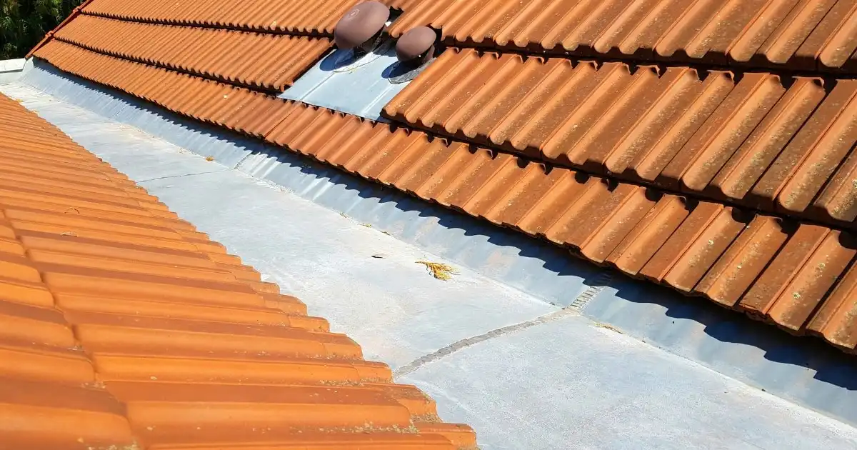 Imagem de capa: Guia Completo de Limpeza de Calha: Passo a Passo, Ferramentas e Dicas de Segurança