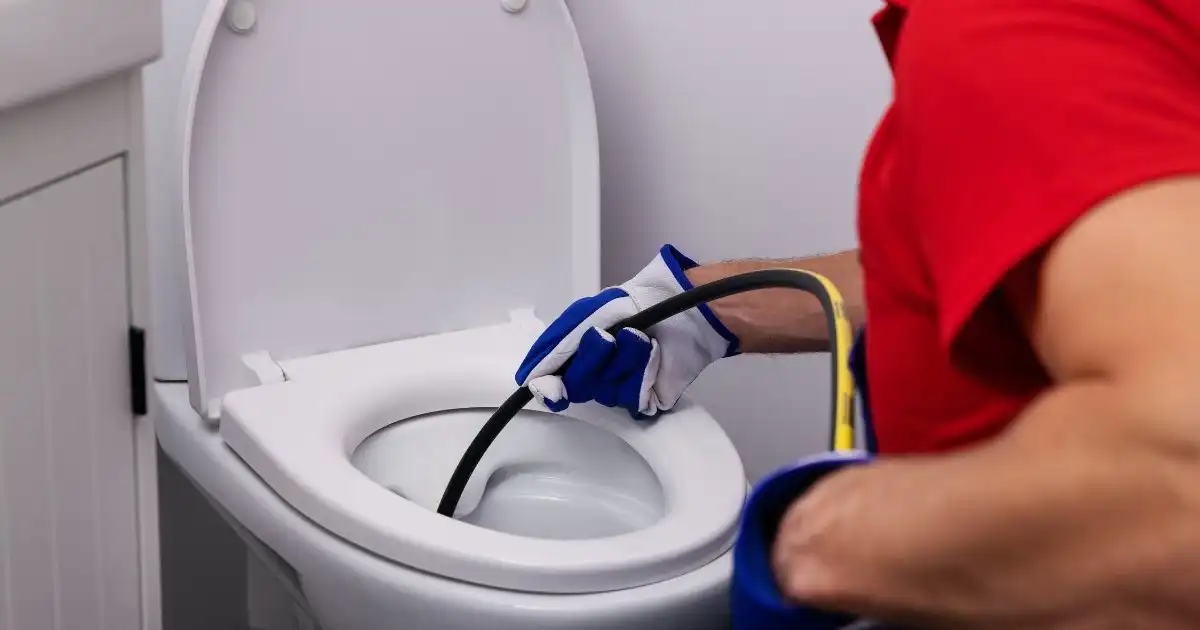Imagem de capa: Guia de Serviços de Desentupidora: Preços, Tipos e Como Contratar sem Cair em Ciladas